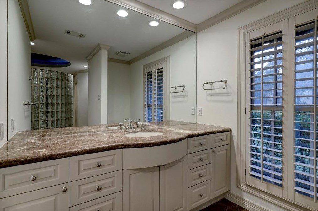 147 Knipp Rd, Houston TX  77024-5023 exterior