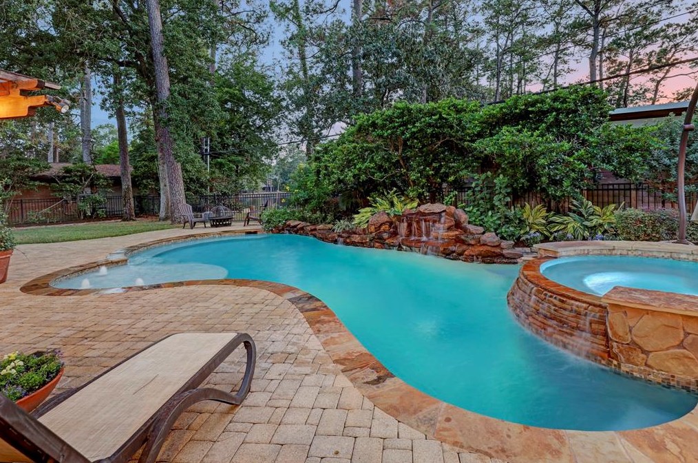 147 Knipp Rd, Houston TX  77024-5023 exterior