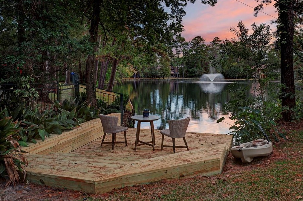 147 Knipp Rd, Houston, TX 77024-7138