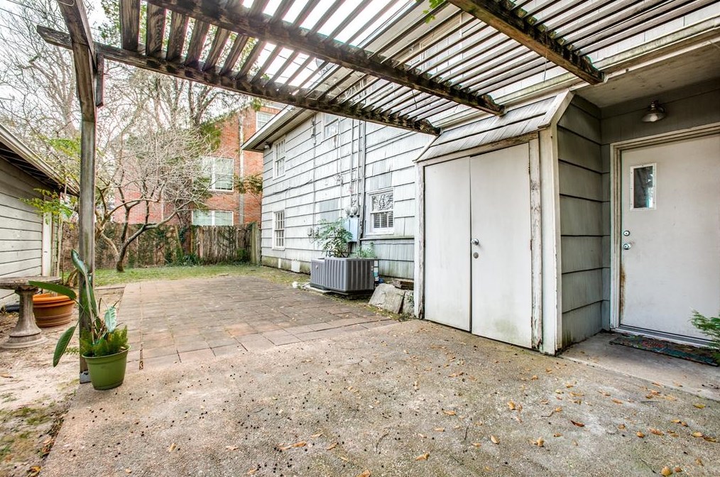 1750 Wroxton Ct, Houston TX  77005-1717 exterior
