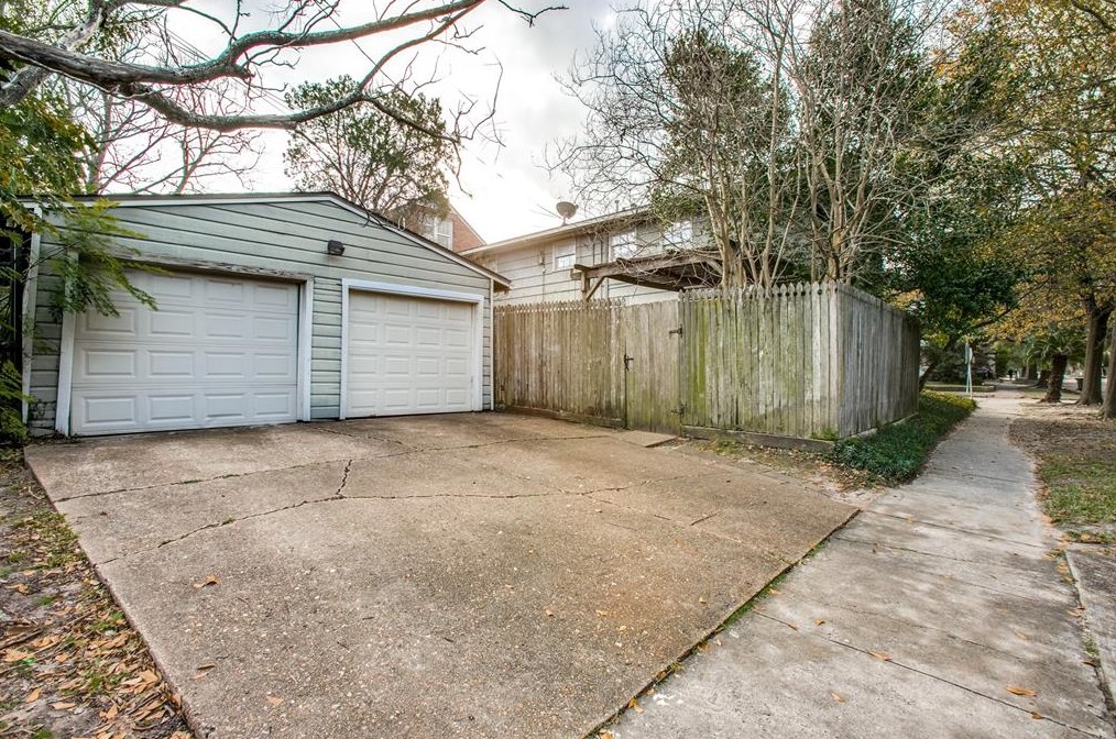 1750 Wroxton Ct, Houston TX  77005-1717 exterior