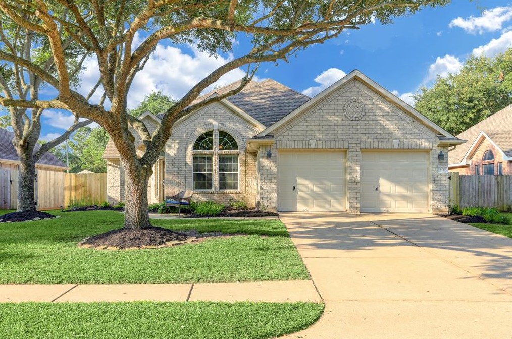 2132 Winding Springs Dr, League City, TX 77573-4591