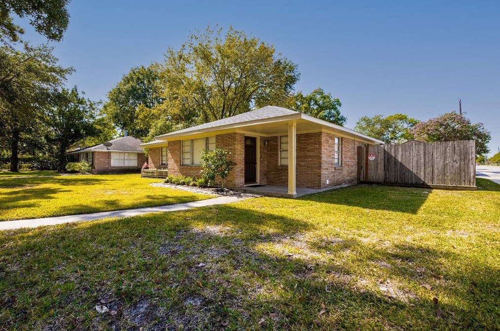 845 Holly Ridge Dr, Houston, TX 77024