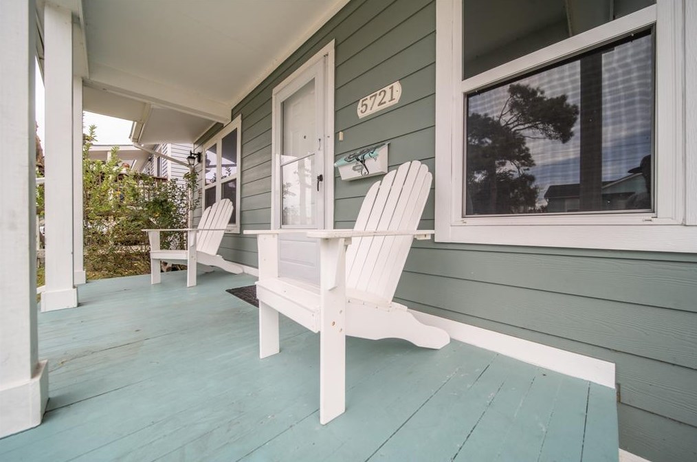 5721 Sylvia Dr, Galveston, TX 77551