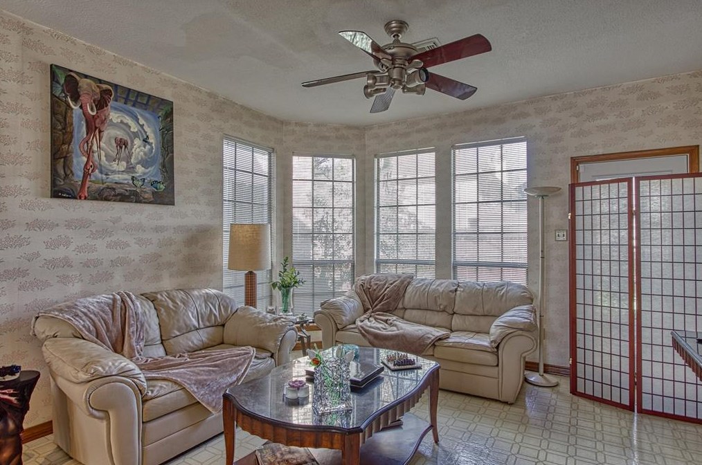 17502 Sandy Clf Dr, Houston TX  77090-2061 exterior