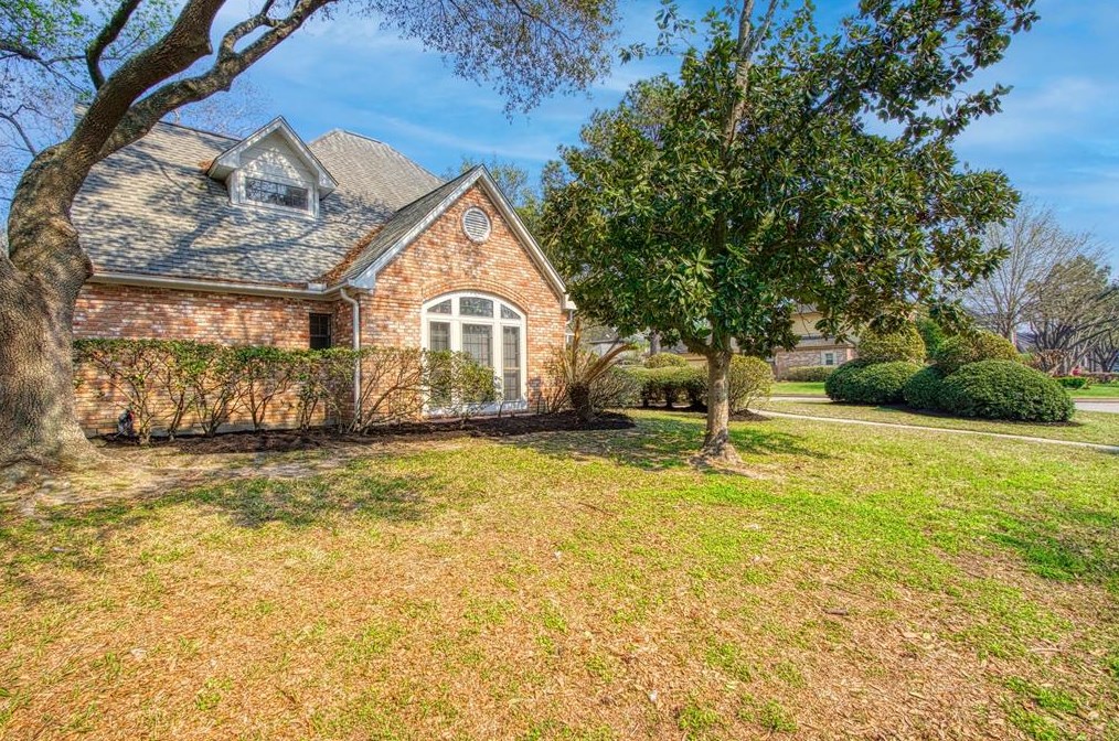 17502 Sandy Clf Dr, Houston TX  77090-2061 exterior
