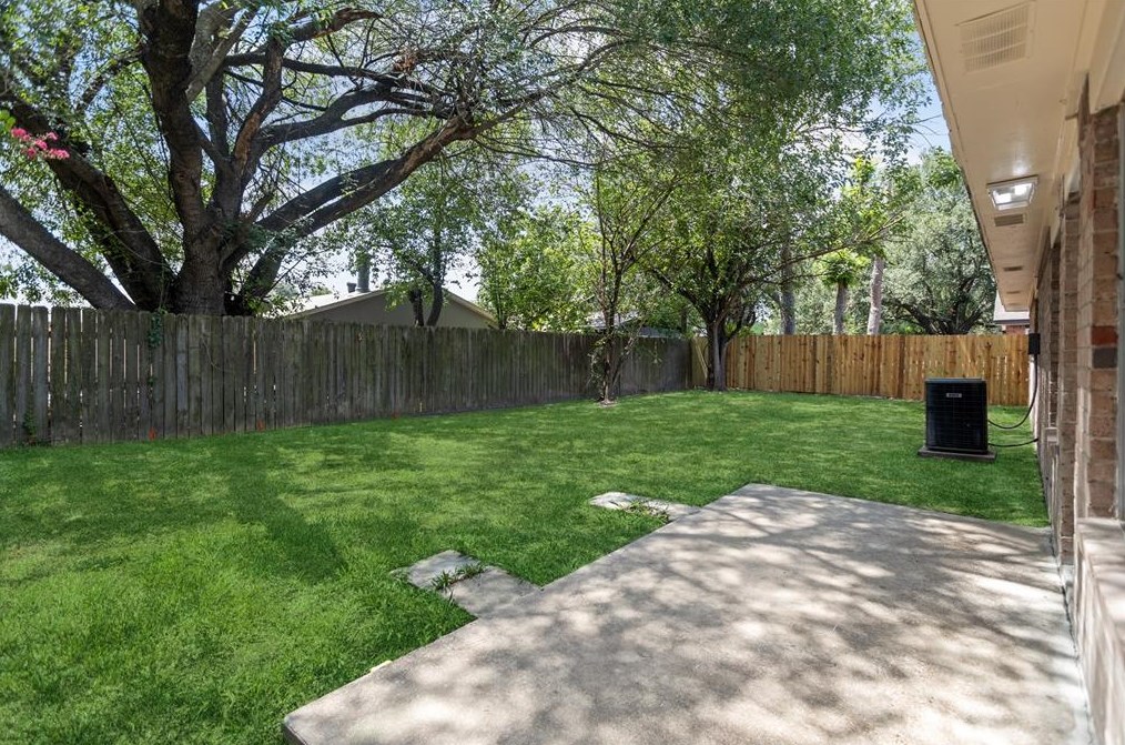 2051 Delphi Ln, Houston TX  77067-2105 exterior