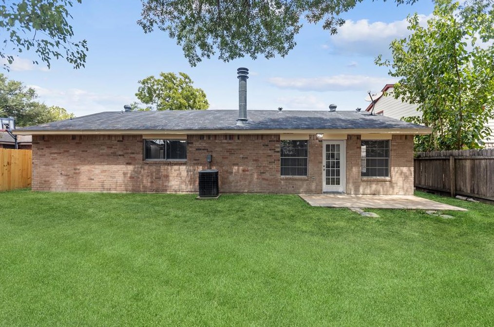 2051 Delphi Ln, Houston TX  77067-2105 exterior