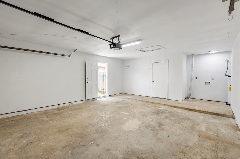2051 Delphi Ln, Houston TX  77067-2105 exterior