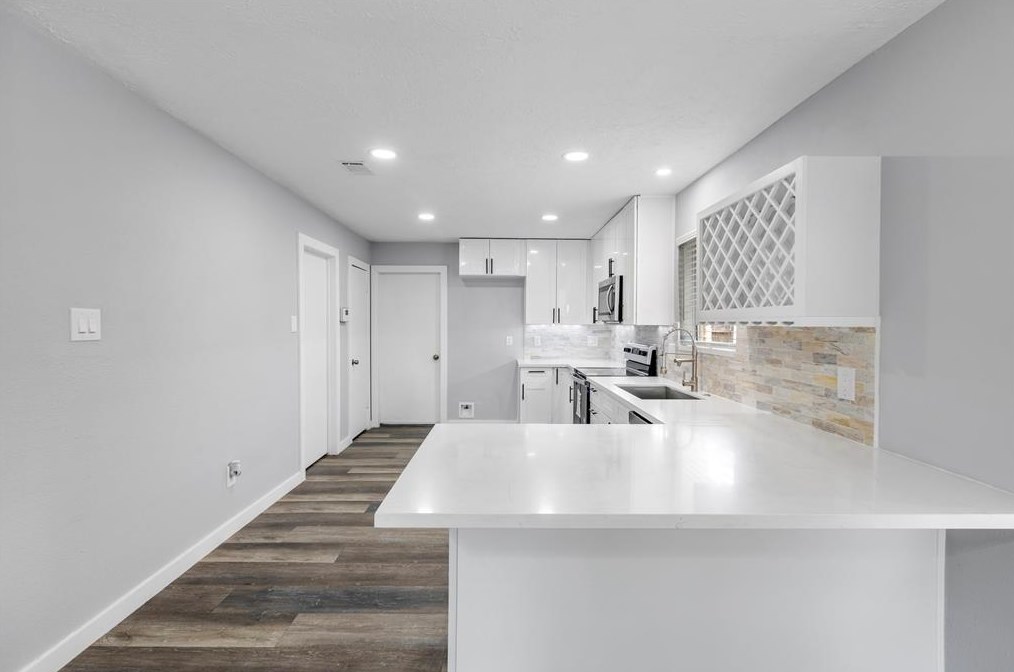 2051 Delphi Ln, Houston TX  77067-2105 exterior