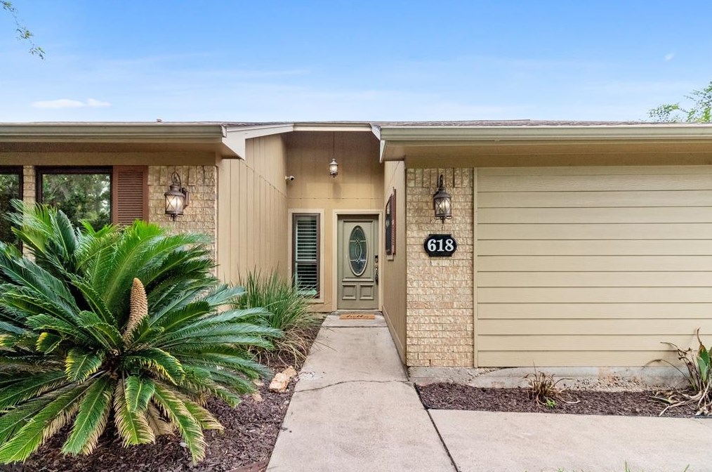 618 That Way St, Richwood, TX 77566-4243