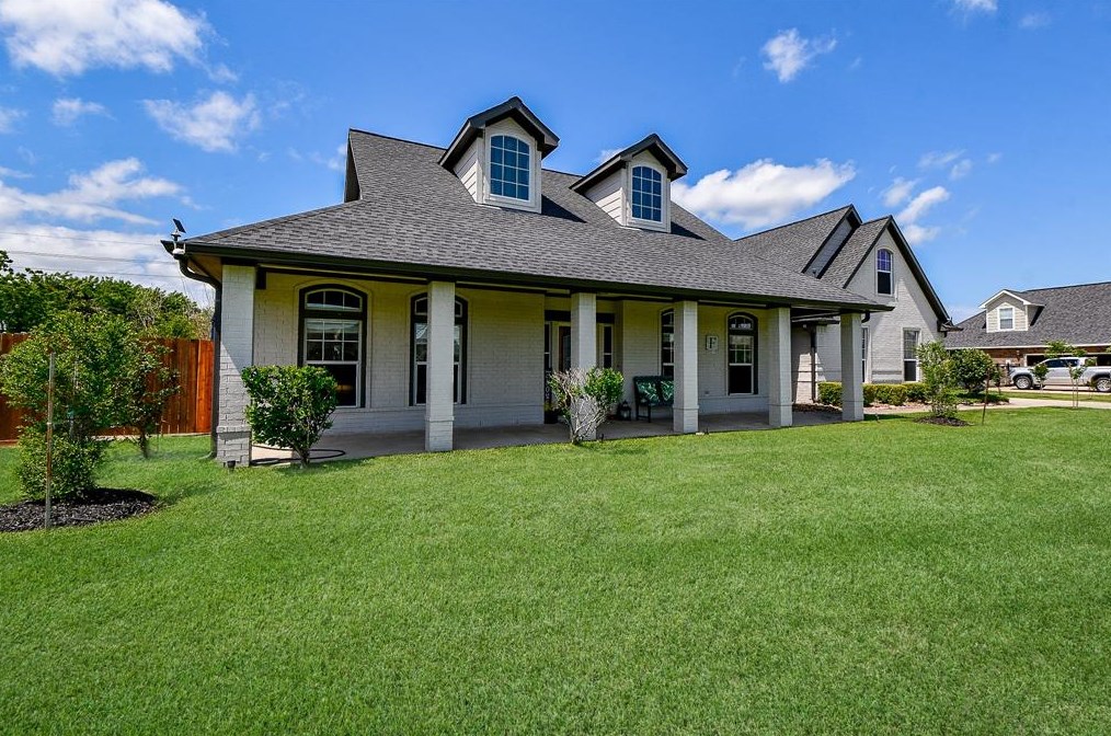 3327 Royal Palm Dr, Baytown, TX 77523
