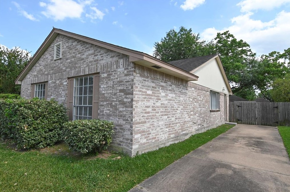 19223 Hollowlog Dr, Katy TX  77449-3917 exterior