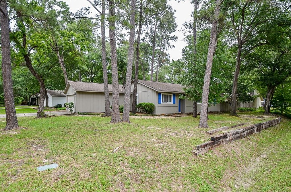 2 Raccoon Ln, Spring, TX 77380