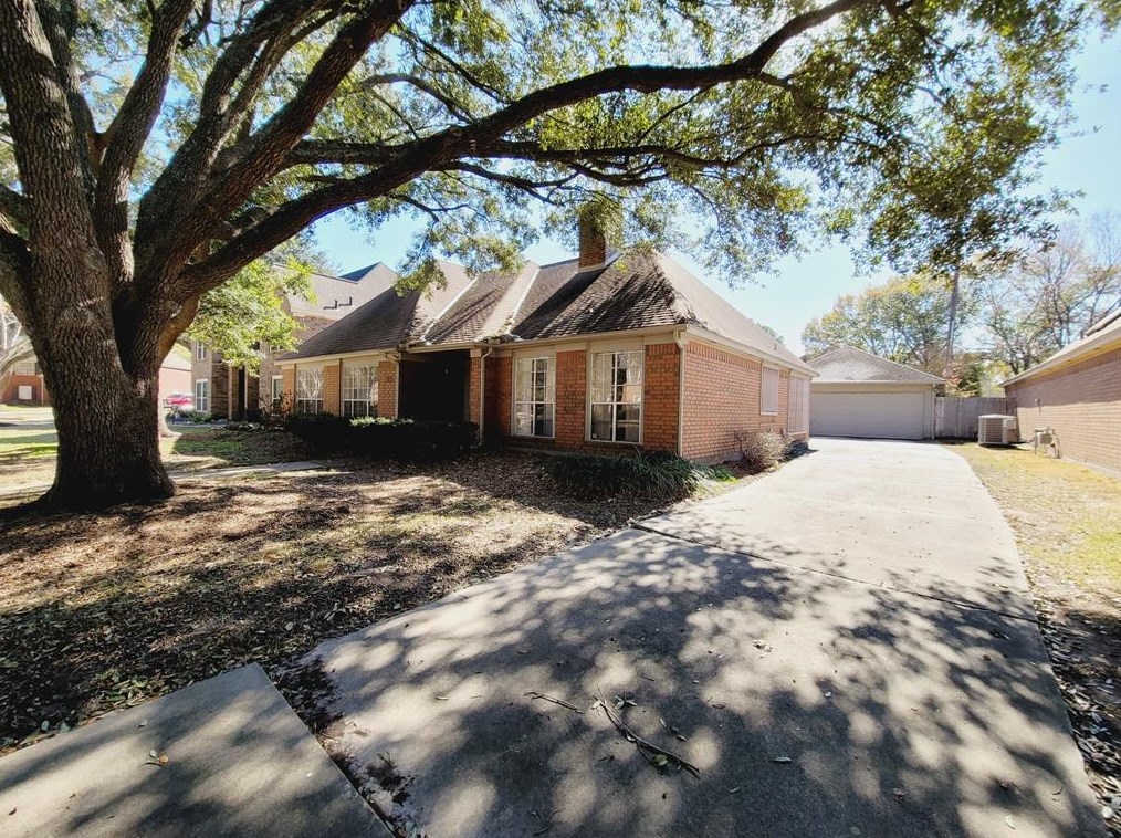 15711 Echo Lodge Dr, Houston, TX 77095