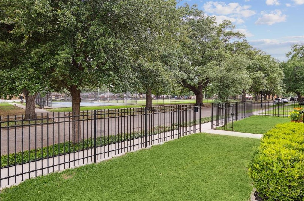 801 Pizer St, Houston TX  77009-5252 exterior