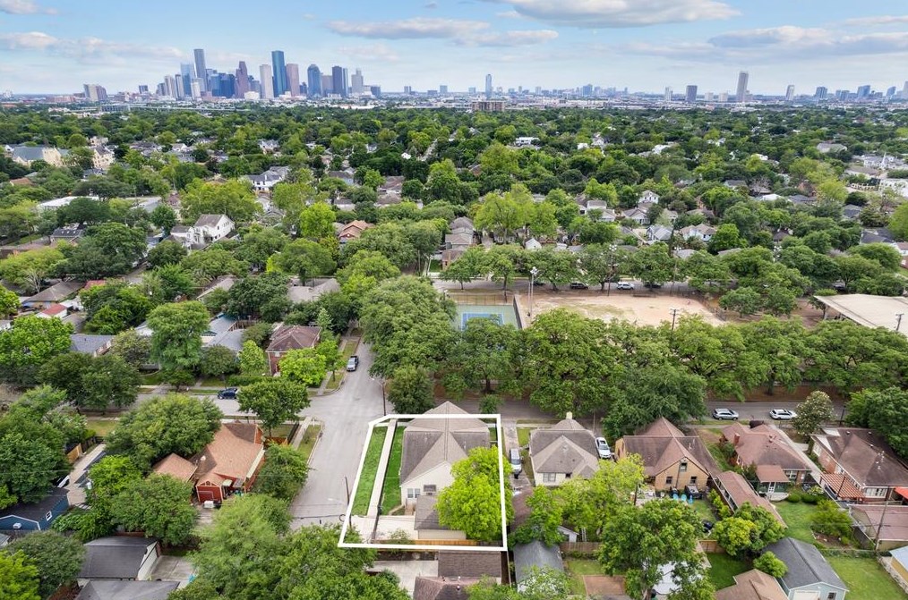 801 Pizer St, Houston TX  77009-5252 exterior