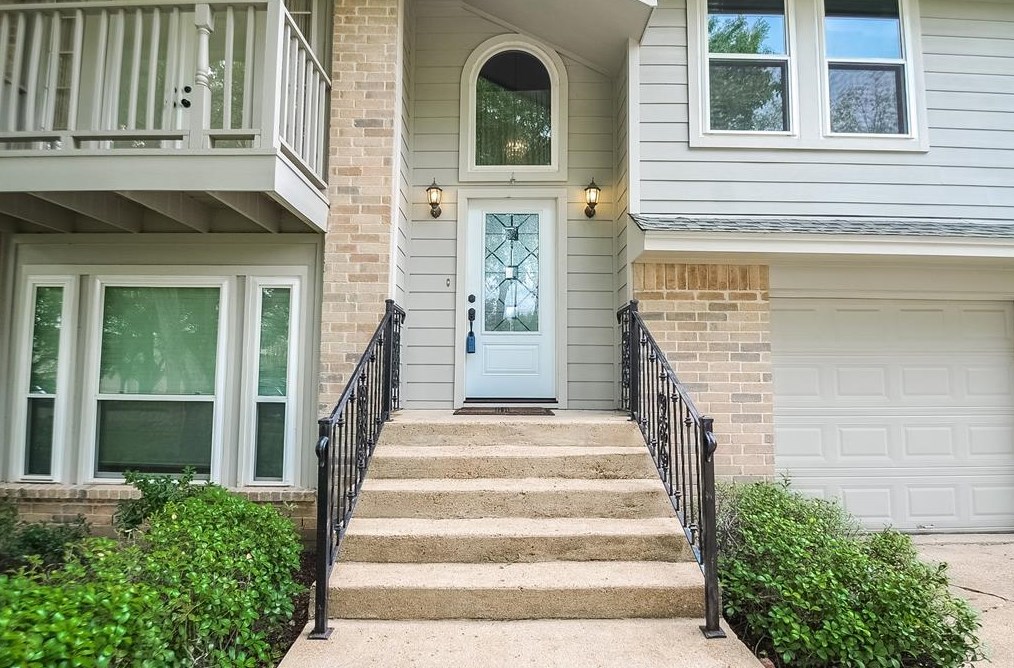 3327 Kempwood Dr, Sugar Land, TX 77479
