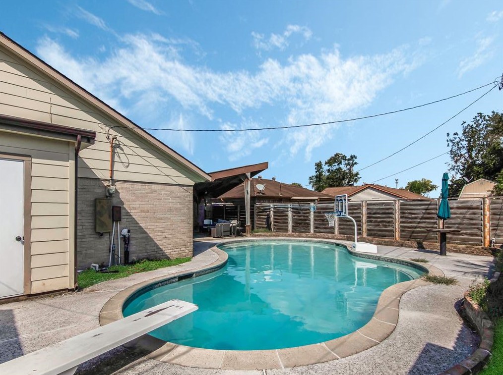 717 Yale Ln, Deer Park, TX 77536