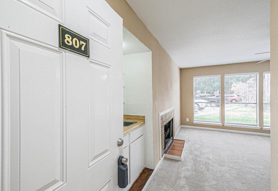 6633 W Airport Blvd Apt 807, Houston, TX 77035