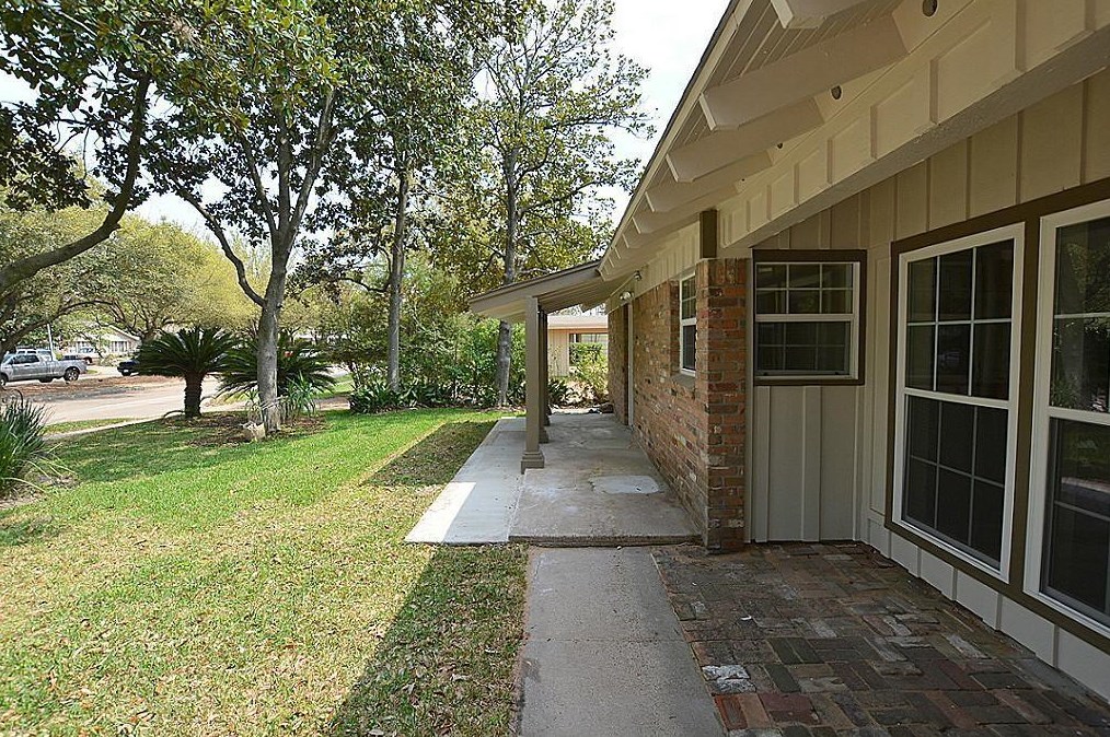 5015 Beechnut St, Houston TX  77096-1502 exterior