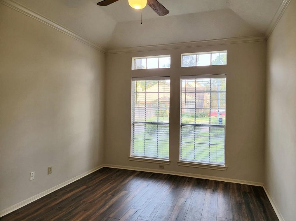 1527 New Cedars Dr, Houston, TX 77062
