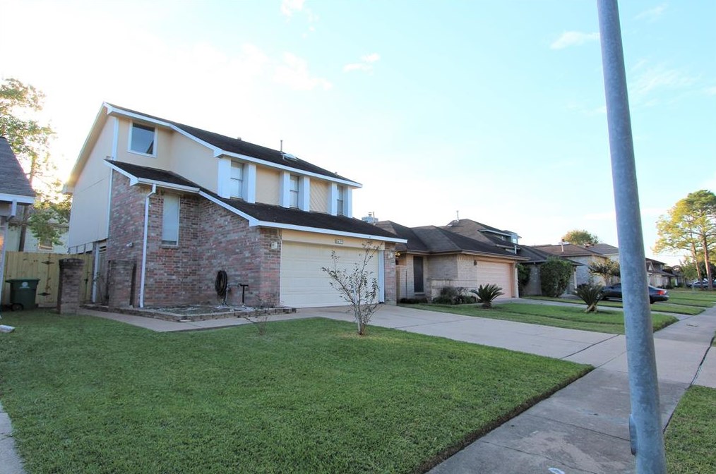 8619 Vinkins Rd, Houston, TX 77071-2832