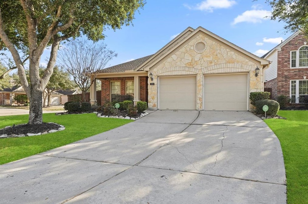 2801 Highland Lake Ct, Pearland, TX 77584