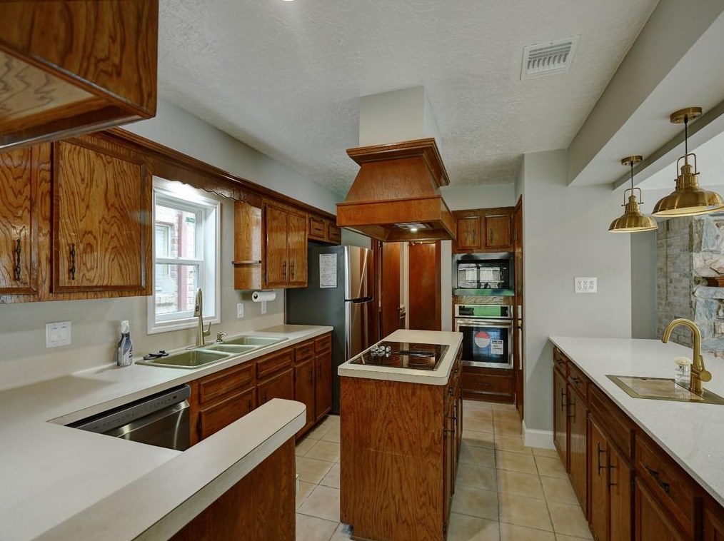 7810 Rollingbrook Dr, Houston, TX 77071-1707