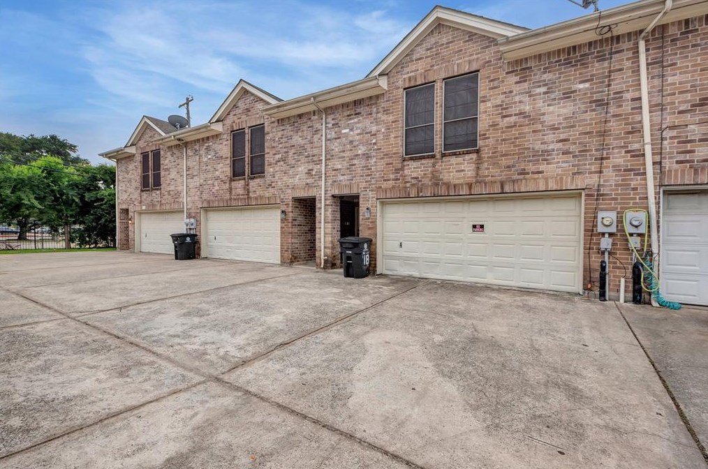 10403 Shadow Oaks Dr, Houston, TX 77043-4134