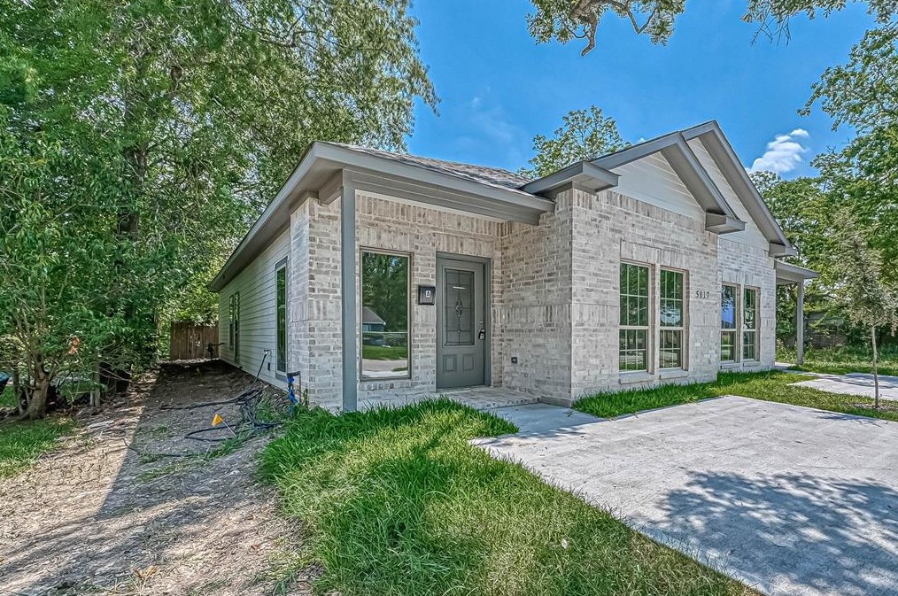 5117 Southwind St #a/b, Houston, TX 77033