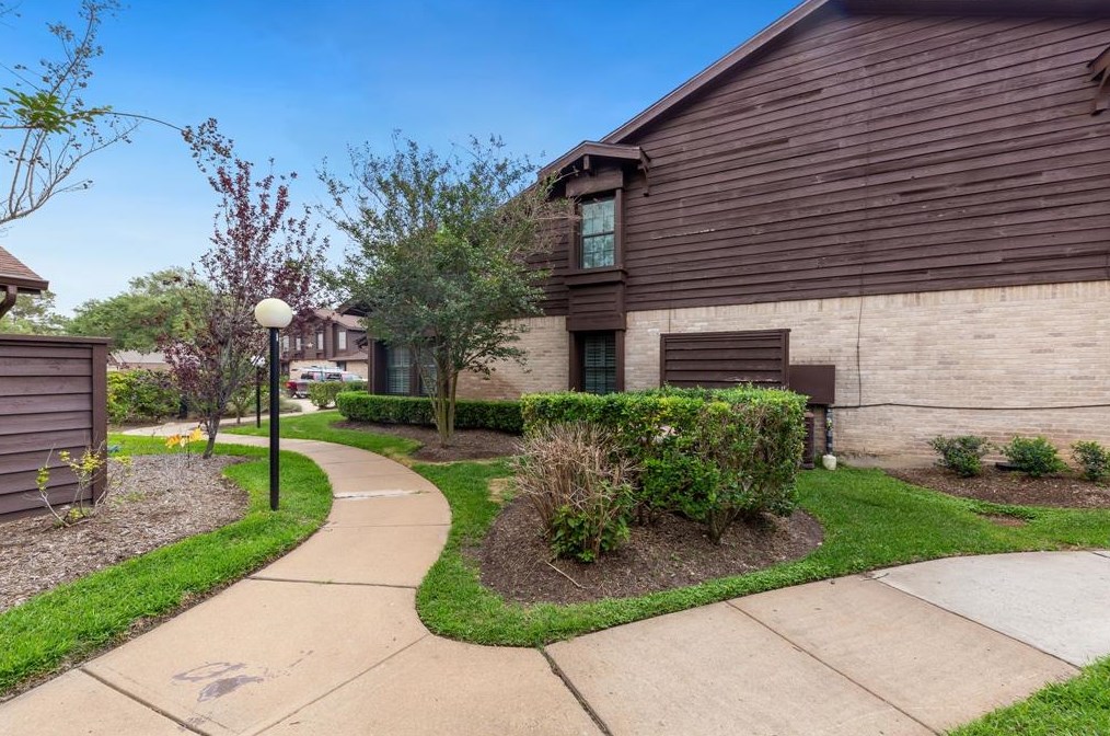 2611 Grants Lake Blvd, Sugar Land TX  77479-1369 exterior