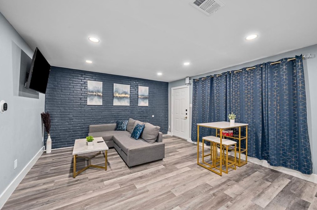 1116 Banks St, Houston TX  77006-6145 exterior