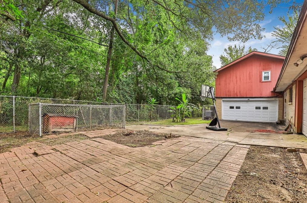 12415 Eastbrook Dr, Houston TX  77013-5011 exterior