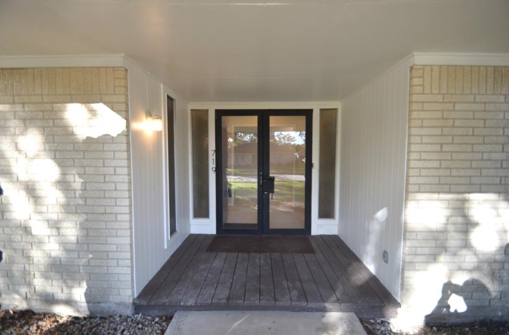 719 Bayview Dr, Taylor Lake Village, TX 77586
