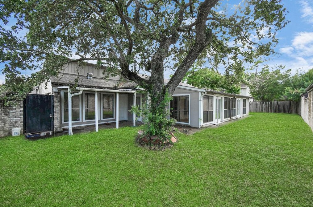 7018 Marisol Dr, Houston TX  77083-2306 exterior