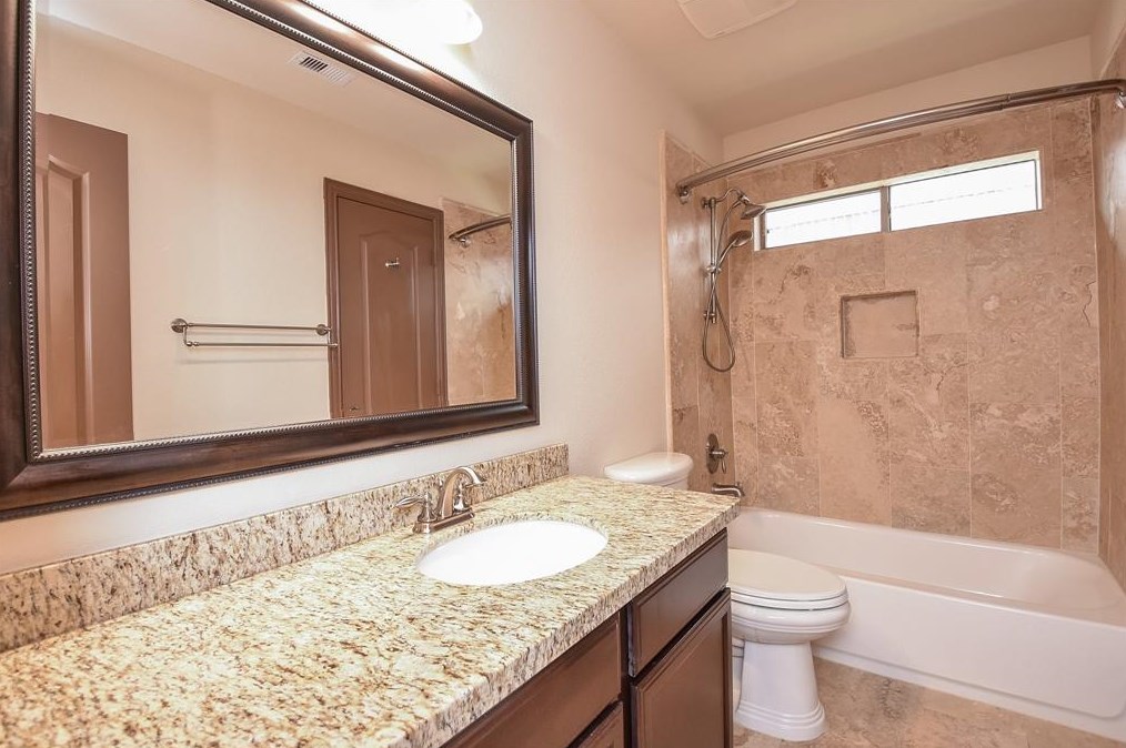 2226 Ascot Ln, Sugar Land TX  77479-6686 exterior