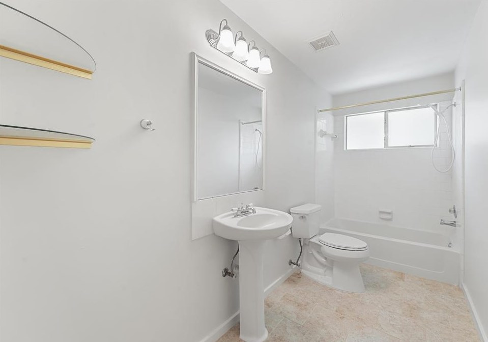 9819 Canterhurst Cir, Houston TX  77065-4370 exterior