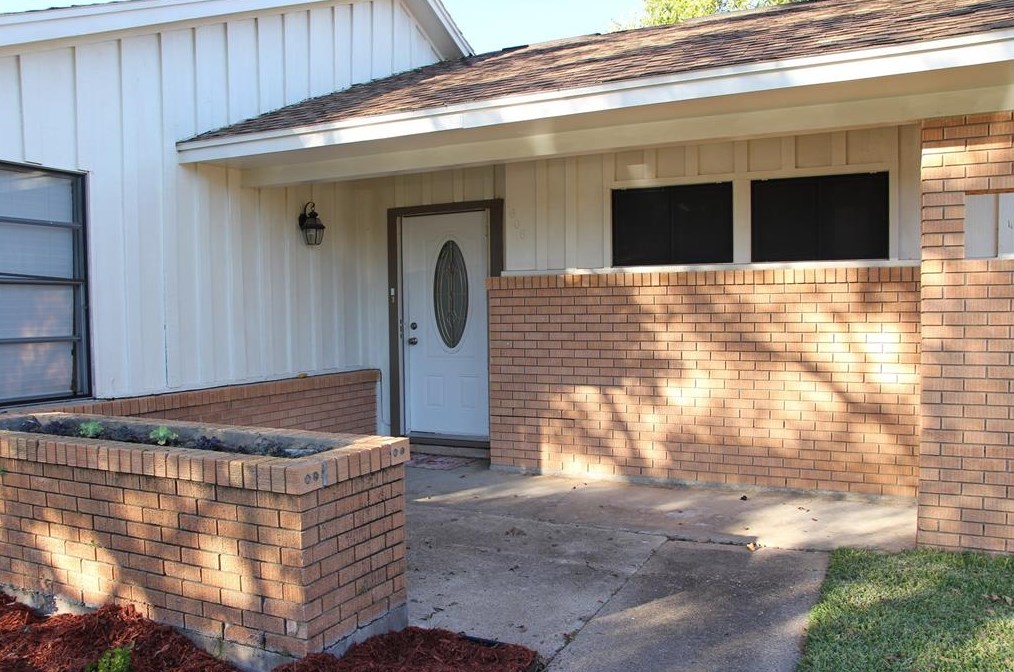 1606 10th St, Jones Creek, TX 77541-5142