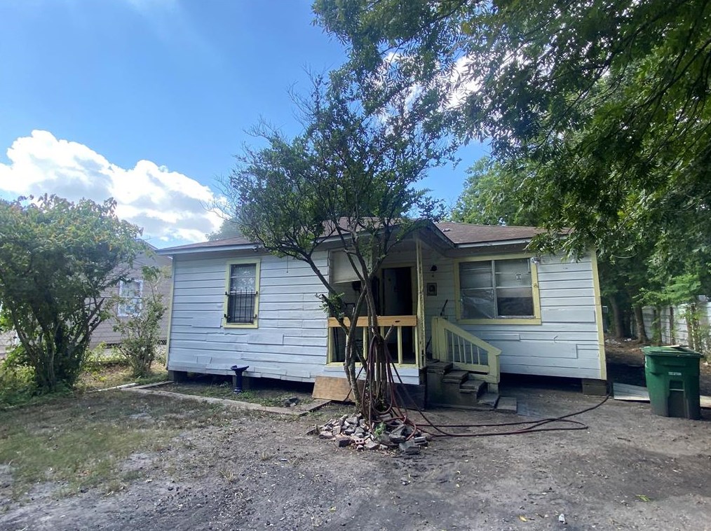 5831 Grapevine St, Houston, TX 77085-3820