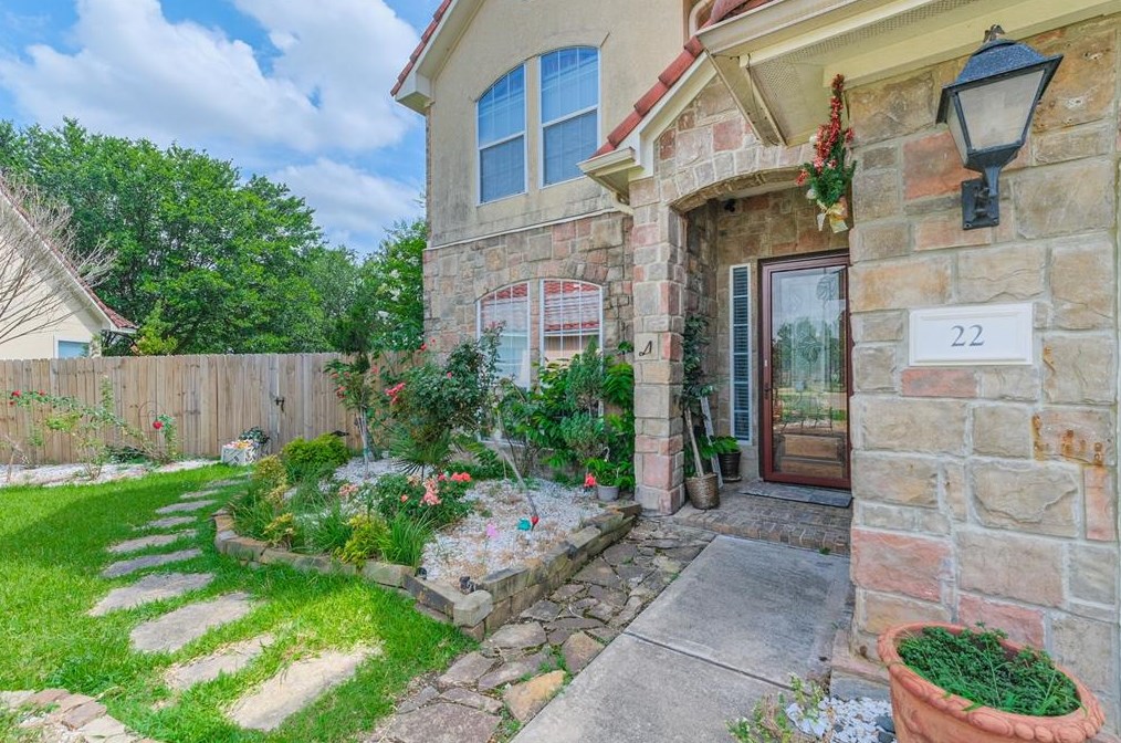22 Peach Tree Ct, Houston, TX 77064