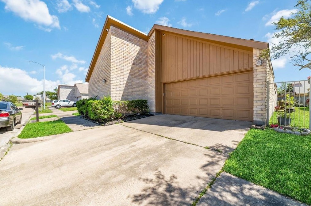 7919 Arbor Meadow Dr, Houston TX  77071-3218 exterior