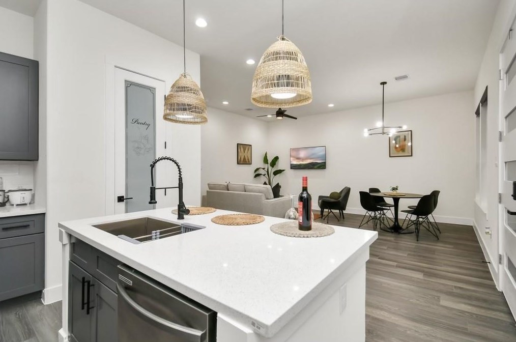 4802 Angleton St, Houston, TX 77033-3820