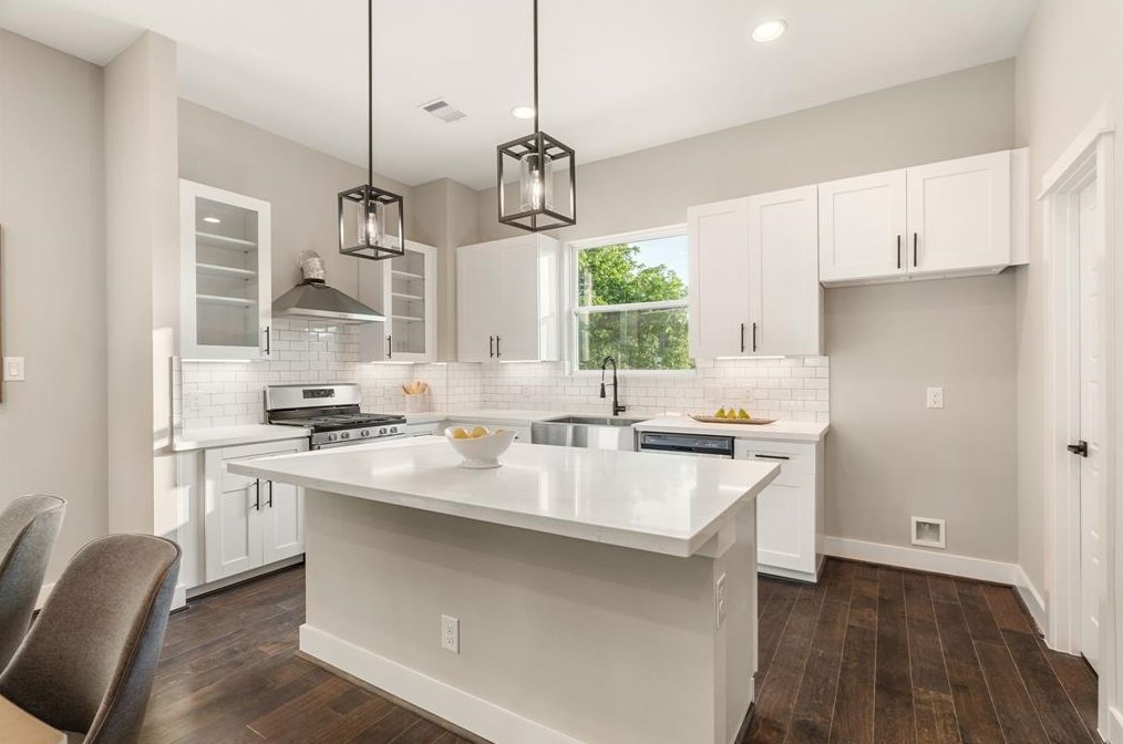 904 Martin St, Houston, TX 77018-2124