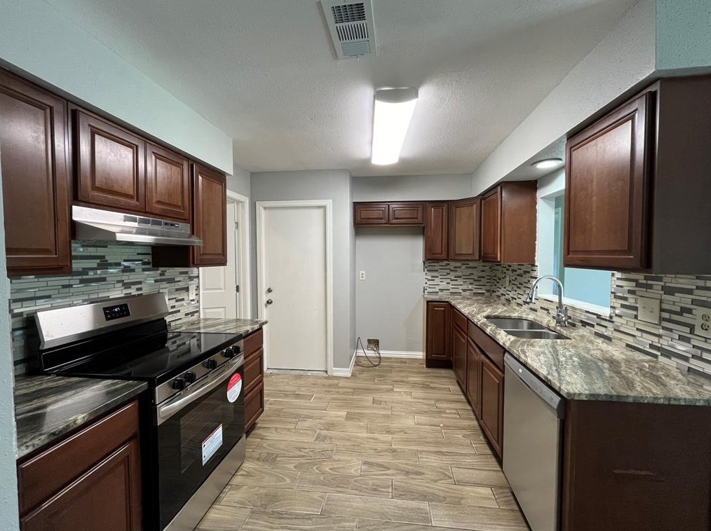 2423 Ravenwind Rd, Houston, TX 77067-2757