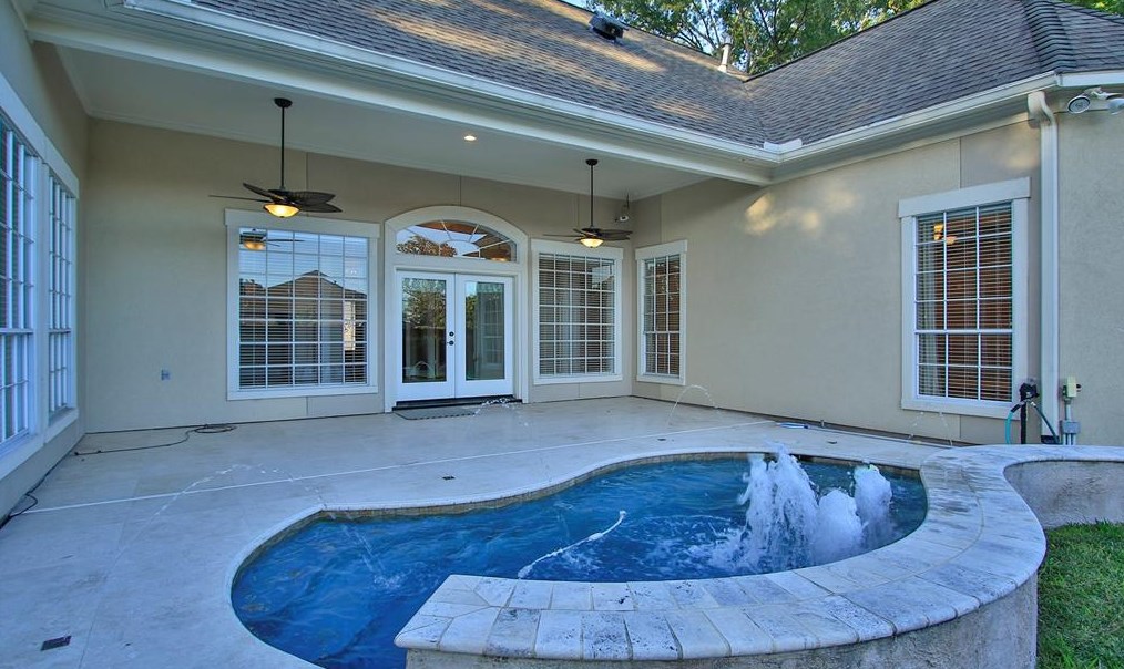 15 Champion Villa Dr, Houston TX  77069-1428 exterior