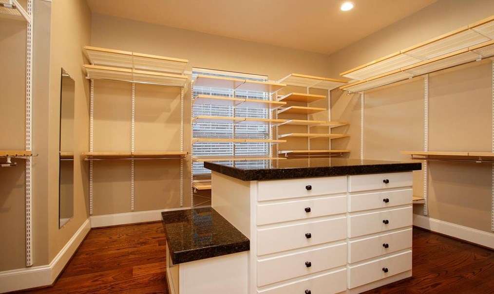 15 Champion Villa Dr, Houston TX  77069-1428 exterior