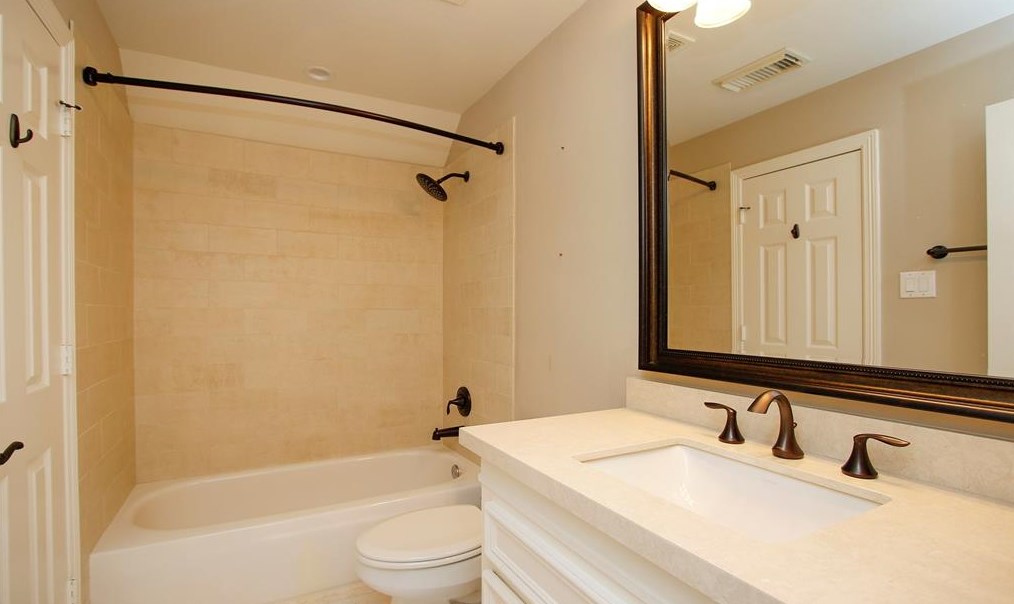 15 Champion Villa Dr, Houston TX  77069-1428 exterior