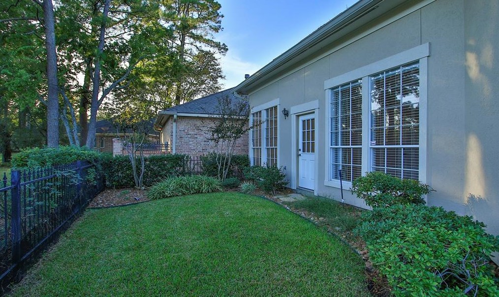 15 Champion Villa Dr, Houston TX  77069-1428 exterior