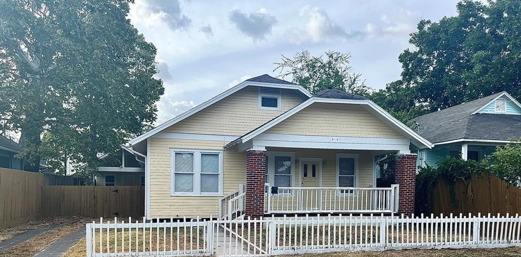 404 Cosmos St, Houston, TX 77009